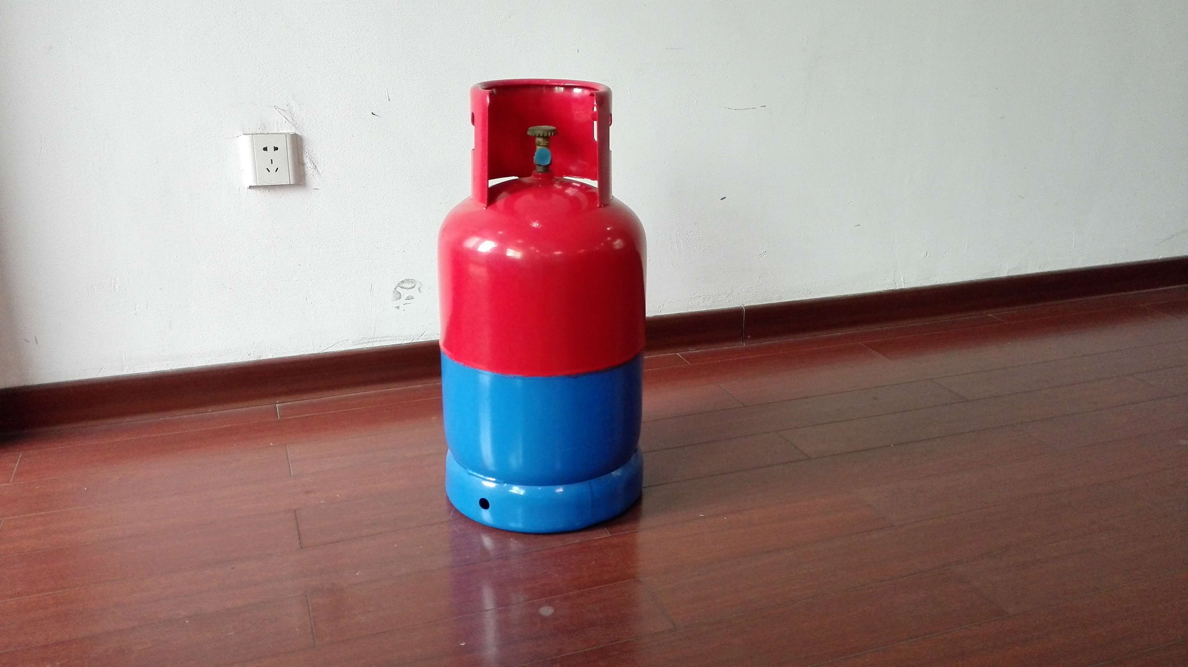 红蓝两色液化气钢瓶，液化气罐